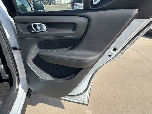 Used 2020 Volvo XC40 T5 Momentum image 19