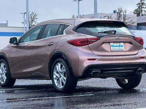 Used 2017 INFINITI QX30 image 3