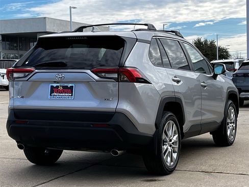 Used 2023 Toyota RAV4 XLE Premium image 4