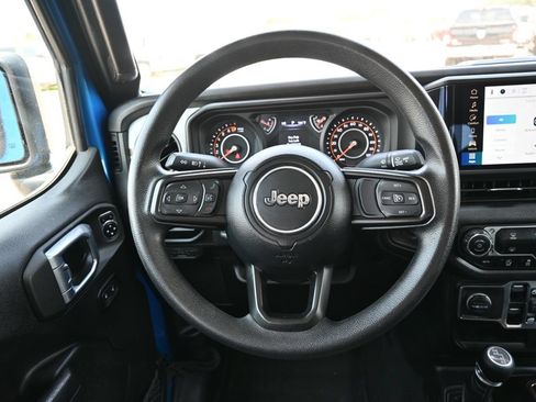 Used 2024 Jeep Gladiator Sport AWD/4WD image 7