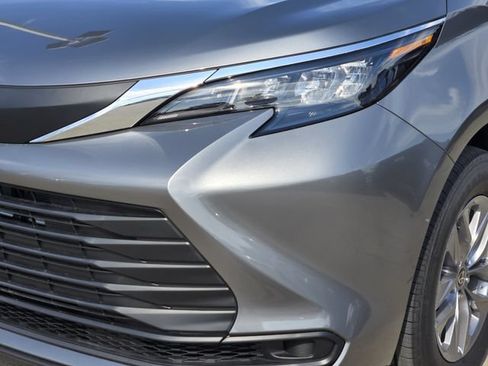 New 2026 Toyota Sienna LE FWD image 7