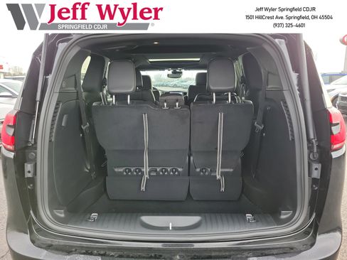 New 2026 Chrysler Pacifica Select w/ S Appearance Package FWD image 5