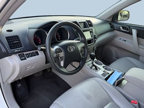 Used 2013 Toyota Highlander Plus FWD image 9