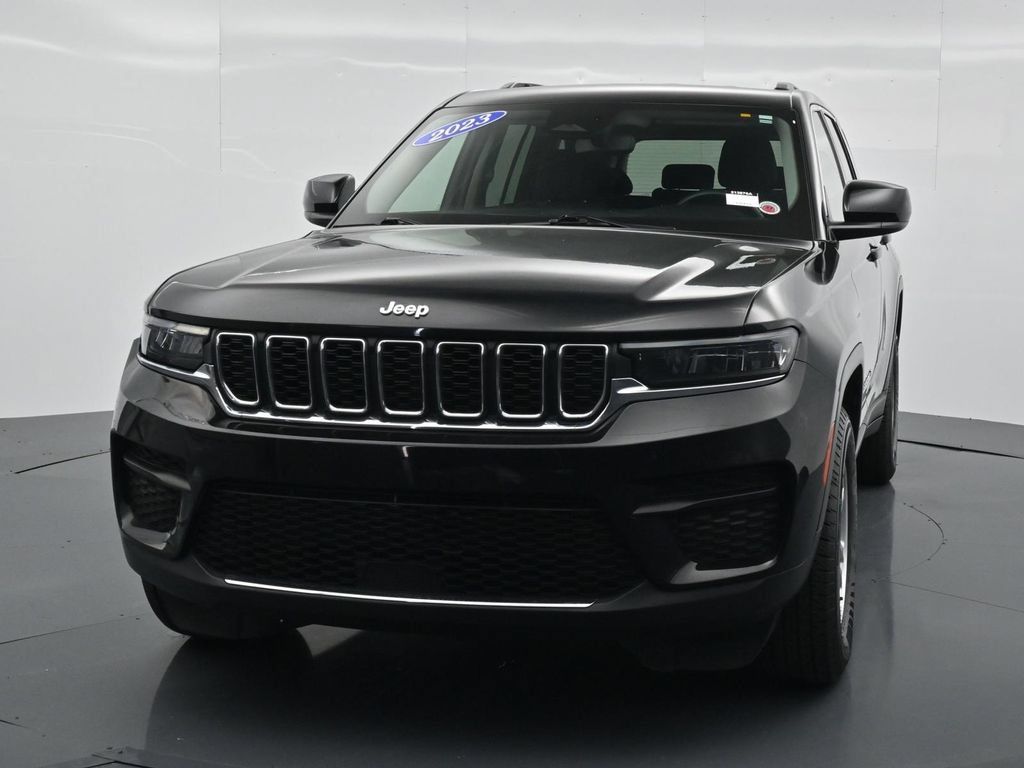 Used 2023 Jeep Grand Cherokee Laredo RWD image 2