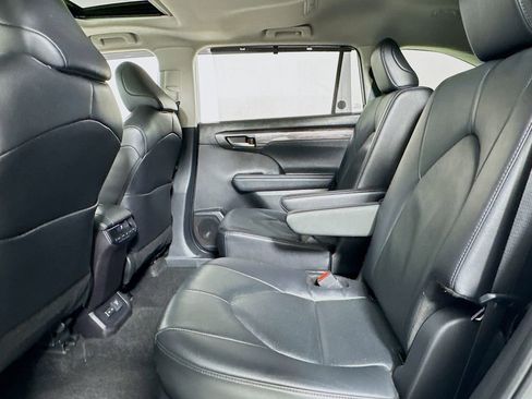 Used 2024 Toyota Highlander Limited AWD/4WD image 10