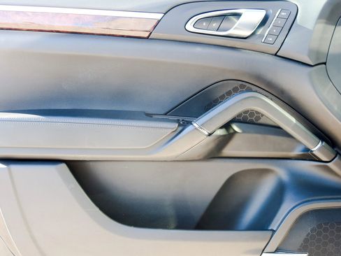 Used 2015 Porsche Cayenne S image 9