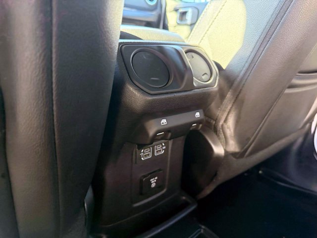 Used 2019 Jeep Wrangler Unlimited Sahara AWD/4WD image 15