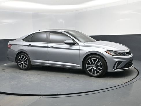 Used 2025 Volkswagen Jetta SE image 2