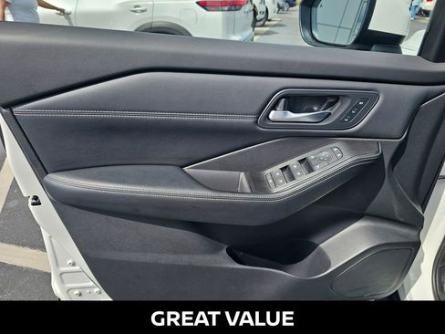 Used 2025 Nissan Rogue SL w/ Tech Package image 18