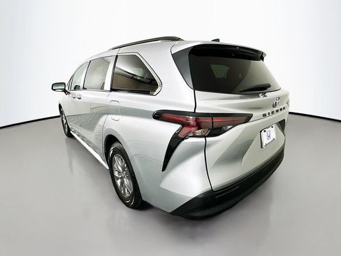 Used 2023 Toyota Sienna XLE FWD image 7