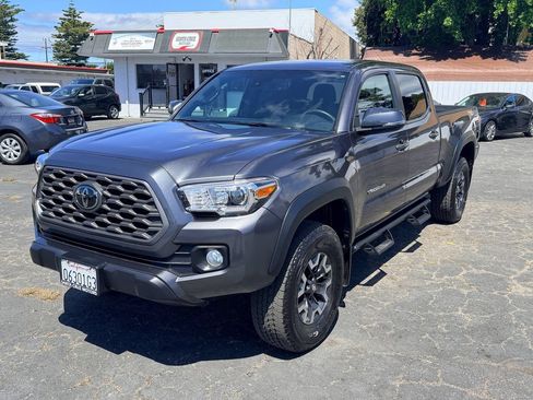 Used 2021 Toyota Tacoma TRD Off-Road w/ Technology Package AWD/4WD image 3