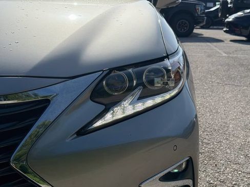 Used 2017 Lexus ES 350 w/ Ultra Luxury Package FWD image 9