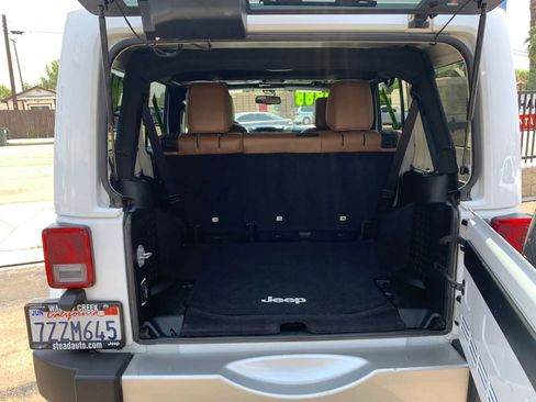 Used 2017 Jeep Wrangler Unlimited Sahara w/ Connectivity Group AWD/4WD image 9