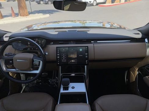 Used 2025 Land Rover Range Rover SE AWD/4WD image 11