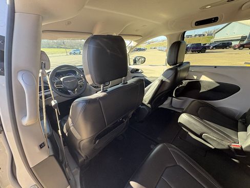 Used 2024 Chrysler Pacifica Touring-L FWD image 17