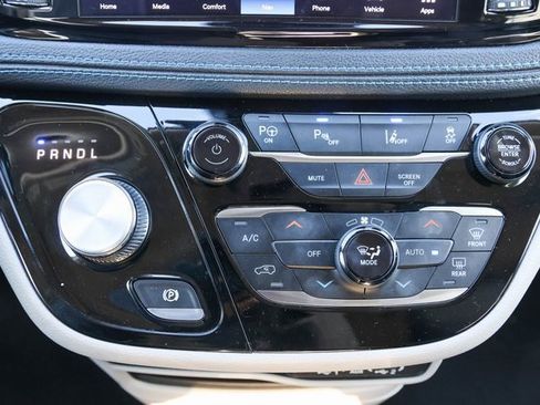 Used 2021 Chrysler Pacifica Touring-L image 25