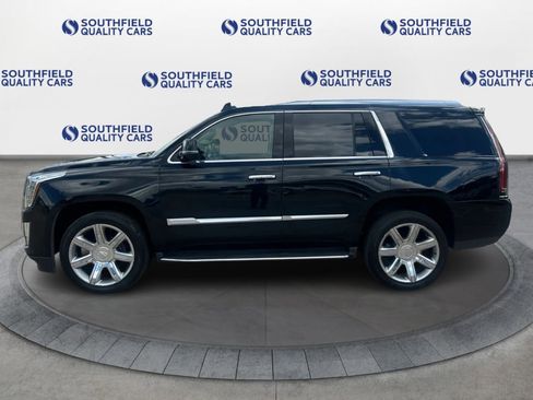 Used 2018 Cadillac Escalade Luxury image 3