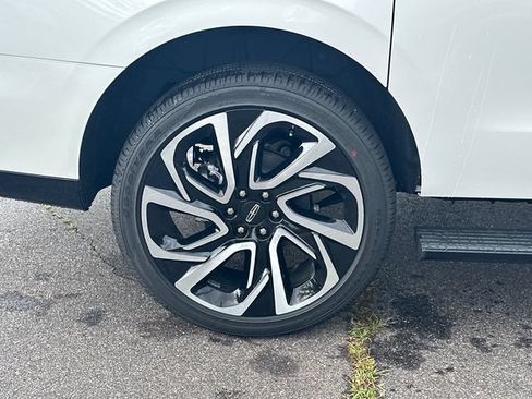 New 2026 Lincoln Navigator L Reserve AWD/4WD image 18