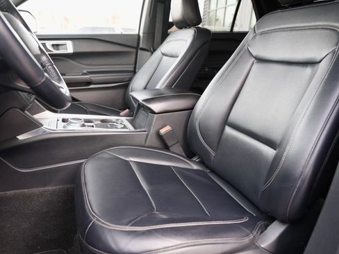 Used 2020 Ford Explorer XLT w/ Equipment Group 202A image 14