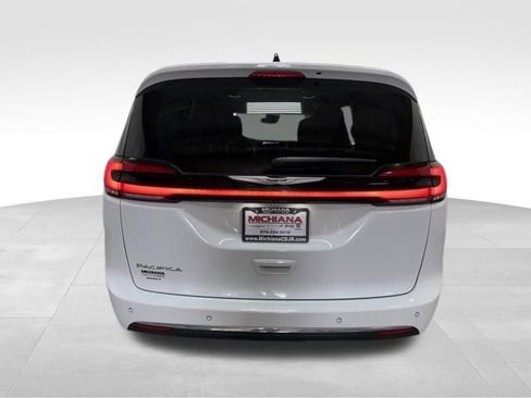 Used 2023 Chrysler Pacifica Touring-L FWD image 8