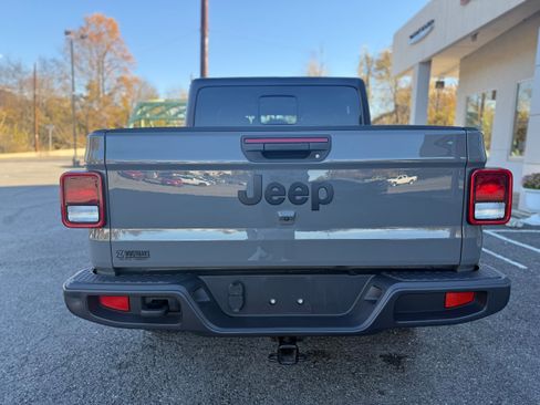 Certified 2022 Jeep Gladiator Sport AWD/4WD image 12