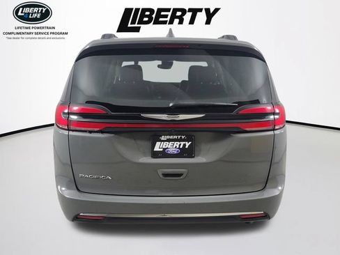 Used 2022 Chrysler Pacifica Touring-L FWD image 4