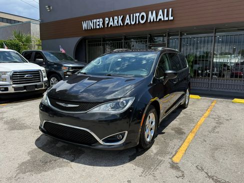 Used 2017 Chrysler Pacifica Touring-L Plus FWD image 1