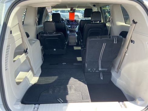 Used 2024 Chrysler Pacifica Touring-L FWD image 5