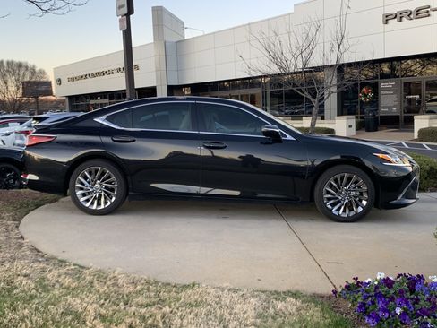 Used 2025 Lexus ES 300h w/ Luxury Package image 11