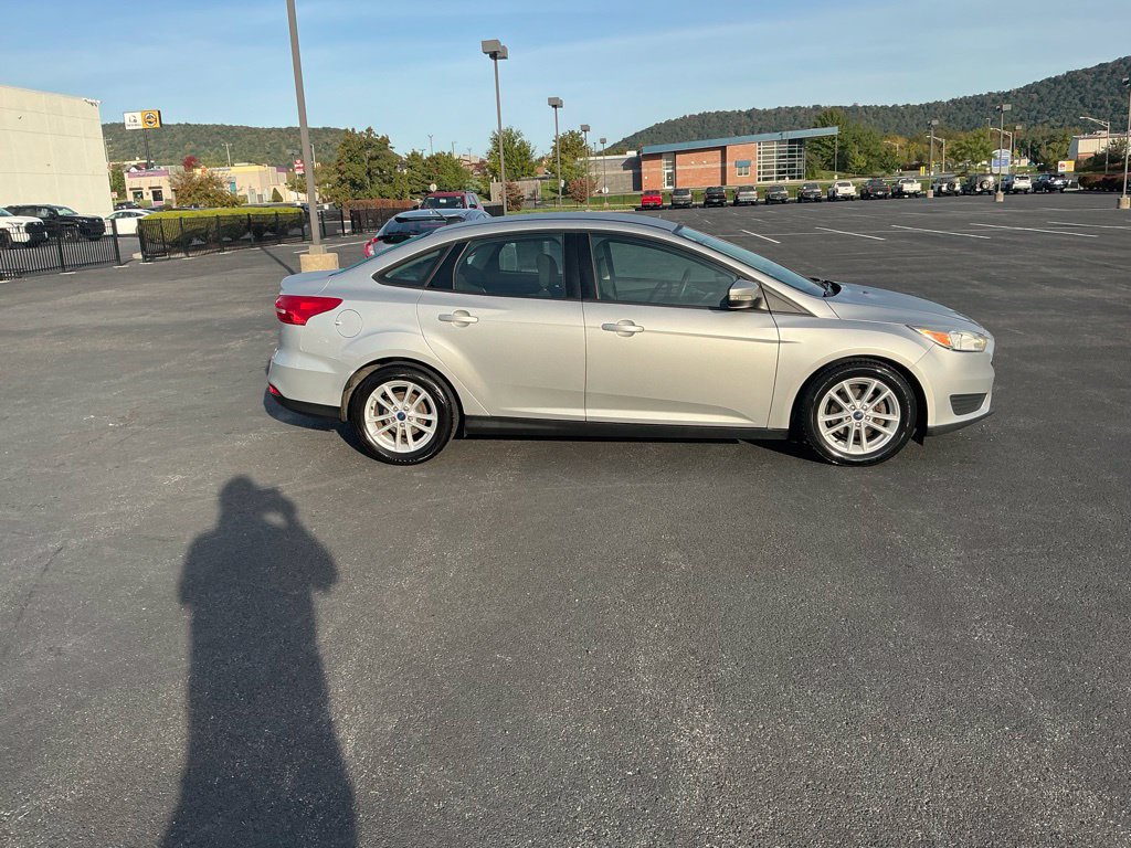 Used 2018 Ford Focus SE w/ Cold Weather Package FWD image 4