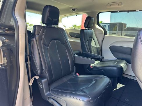 Used 2022 Chrysler Pacifica Touring-L FWD image 29