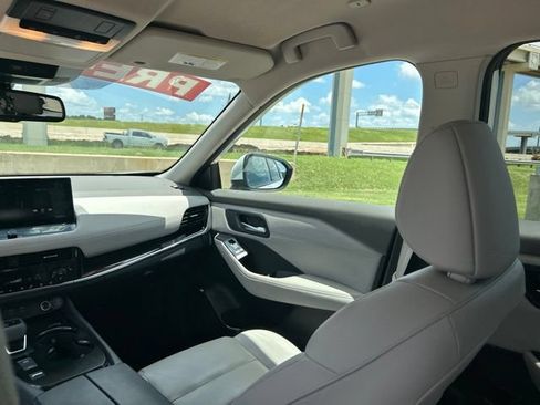Used 2025 Nissan Rogue SL FWD image 42