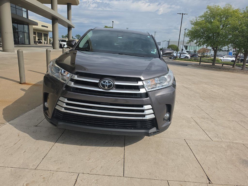 Used 2019 Toyota Highlander XLE FWD image 2