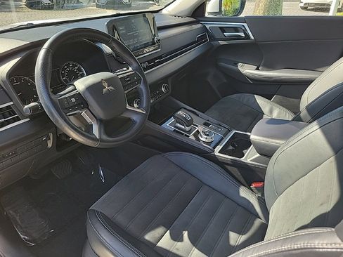 Used 2022 Mitsubishi Outlander SE image 13