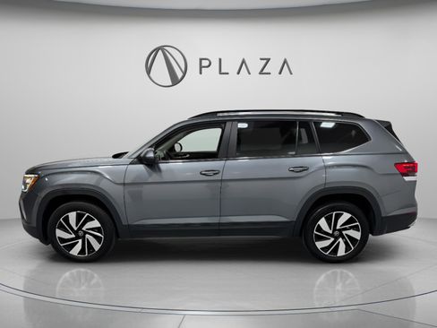 Used 2024 Volkswagen Atlas SE image 3
