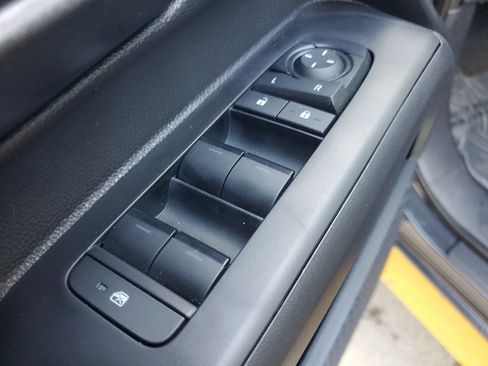 Used 2025 Toyota Tacoma SR image 17