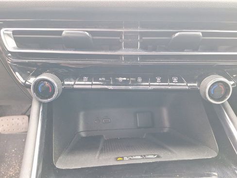 Used 2025 Chevrolet Traverse LT image 46