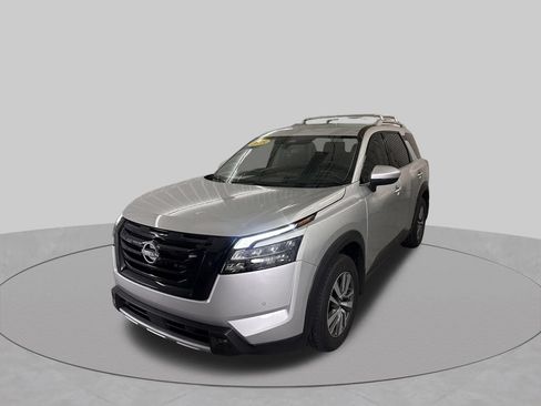 Used 2025 Nissan Pathfinder SL w/ Black Appearance Package FWD image 4