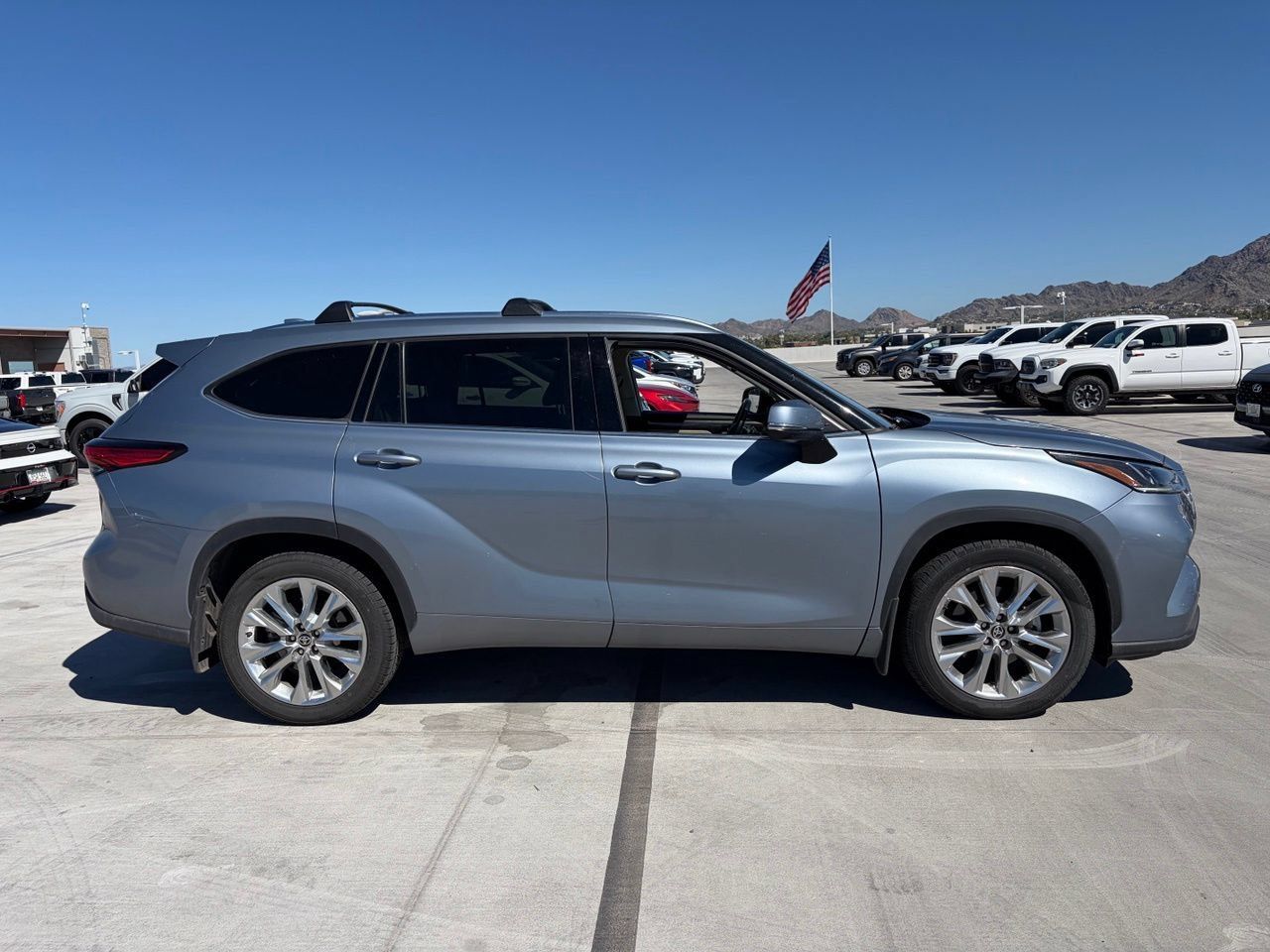 Used 2021 Toyota Highlander Limited AWD/4WD image 3