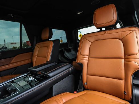 Used 2019 Lincoln Navigator Reserve AWD/4WD image 23