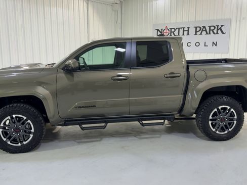 Used 2025 Toyota Tacoma TRD Sport AWD/4WD image 6