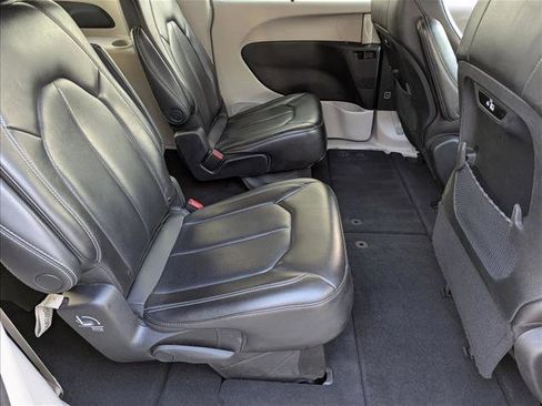 Used 2023 Chrysler Pacifica Touring-L image 19