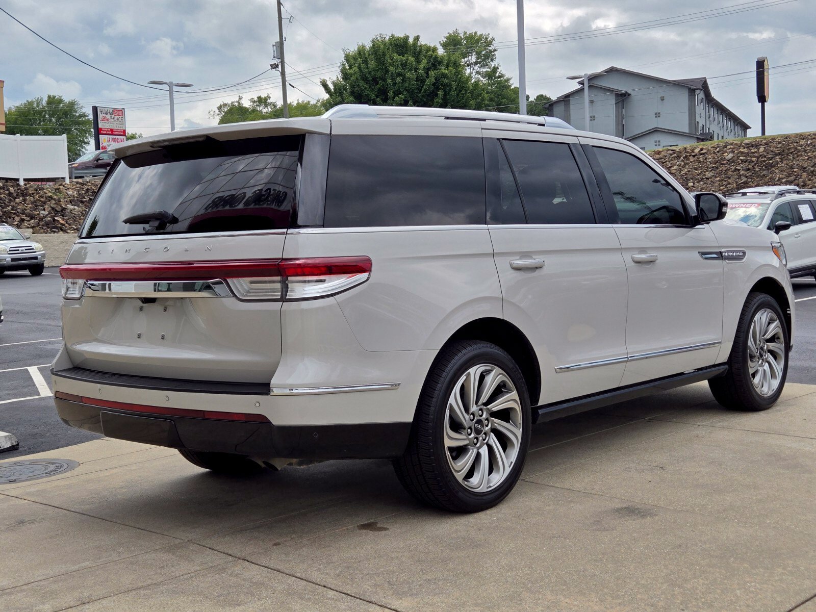 Used 2023 Lincoln Navigator Reserve AWD/4WD image 5