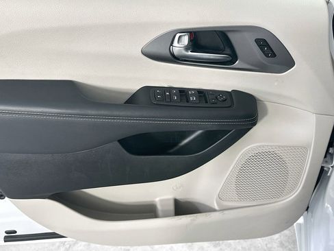 Used 2024 Chrysler Pacifica Touring-L image 23
