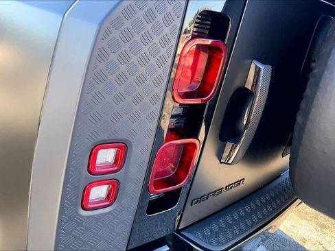 Used 2024 Land Rover Defender 90 X-Dynamic SE image 27