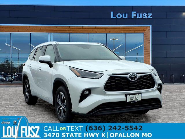 Used 2024 Toyota Highlander XLE AWD/4WD image 1