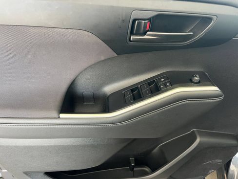 Used 2025 Toyota Highlander LE FWD image 18