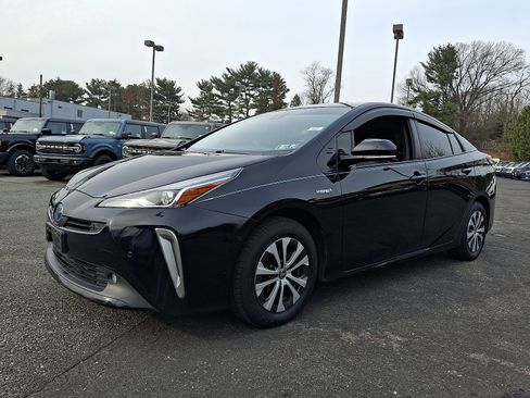 Used 2019 Toyota Prius LE image 3