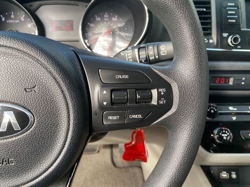 Used 2018 Kia Sedona L image 14