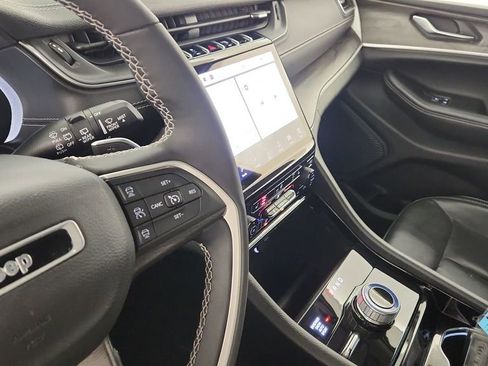 Used 2023 Jeep Grand Cherokee Limited image 17
